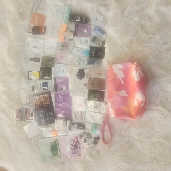 Cosmetic samples 50+ with some being deluxe with makeup bag - Picture 5 of 5